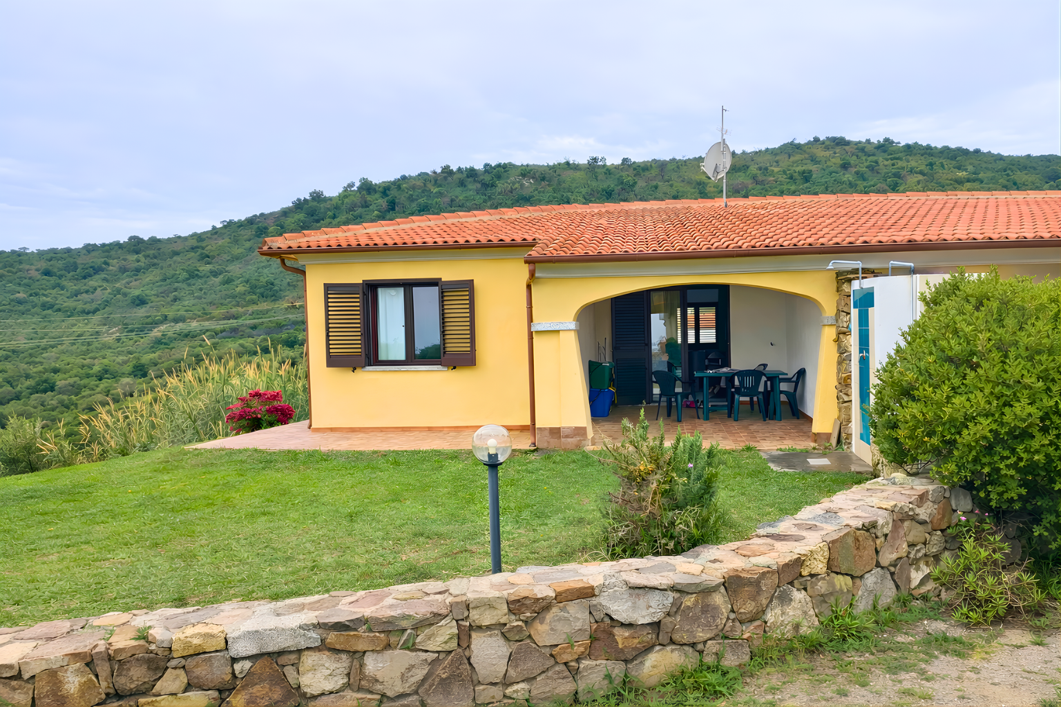 Baia Sant’Anna | Villetta vista mare con giardino e patio I V1